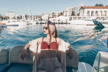 güzel lüks kız bir botla aittir, deniz yolculuğu ve tatil sahiptir