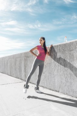 bacak yapıyor ince atletik kız açık havada egzersiz, kilo vermek istiyor