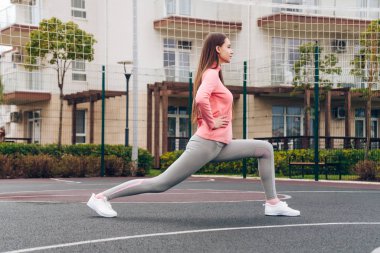 ince atletik kız kneads ve spor alanı genişletir