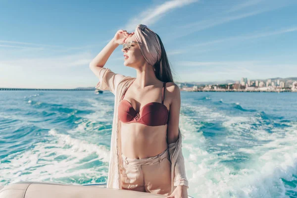 Eine herrlich schöne Frau genießt die Seereise und den Urlaub auf ihrer Jacht in der Sonne — Stockfoto