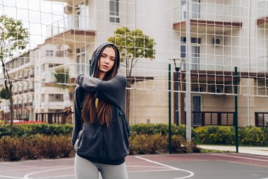 kendine güvenen ince kız kneads eğitim spor zemin üzerinde önce kasları açık havada