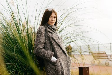 gri paltolu şehir sokakları, stil ve moda poz çekici genç esmer kız