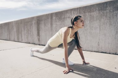 gayretli atletik kız açık havada uzun mesafe çalıştırmak için hazır