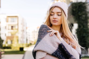 bahçede yürüyüş şapkalı sevimli genç sarışın kız bahar ve güneşin tadını çıkarmak