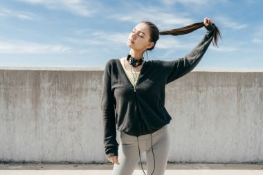 sonra eğitim güneş altında dinlenme siyah elbiseleri şık uzun saçlı Genç kız poz
