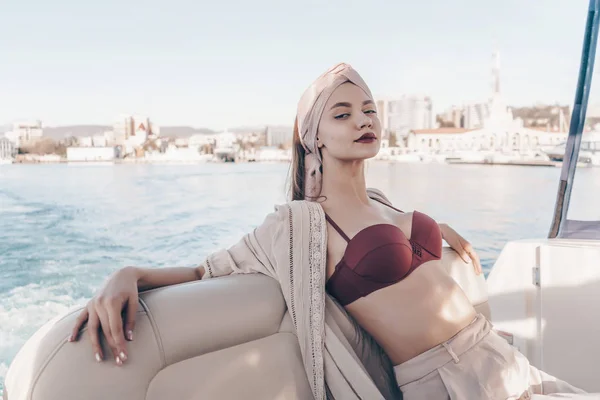 Elegante rijke vrouw ontspant op haar schip, zeilen op de Caribische zee op vakantie — Stockfoto