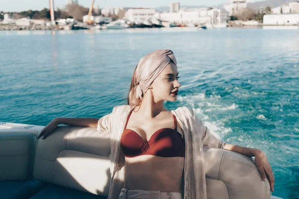 Lüks bir genç kadın moda bir mayo bir yatta rahatlatır, Karayip Denizi üzerinde yelken