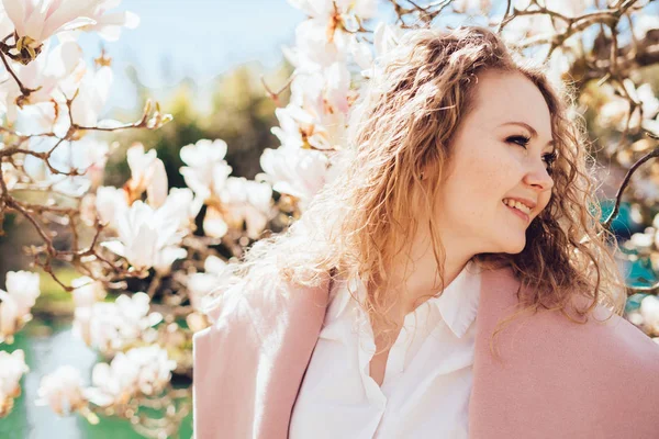 kıvırcık saçlı lüks kadın güneş parkında yürüyüşler, gülüyor ve baharda sevinir