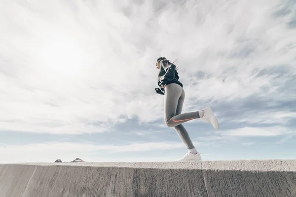 Självsäker sport flicka bedriver jogging utomhus, förbereda för tävlingar på flykt — Stockfoto