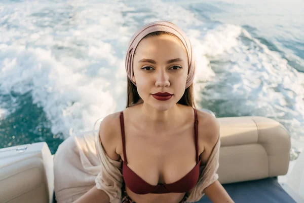 Hermosa chica atractiva en ropa de verano de moda posando en un barco, flotando en las islas de vacaciones —  Fotos de Stock