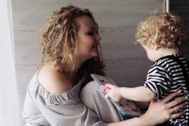 nazik Genç Anne çalış onun genç oğlu, gülümsüyor, dostane eşcinsel aile ile
