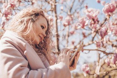 Doğa fotoğraflarını bahar ve güneş Park, keyfi bir kat zarif kıvırcık kadın