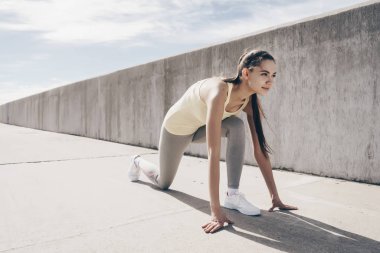 uzun mesafe açık gökyüzü altında çalıştırmak için hazırlanan emin spor kız