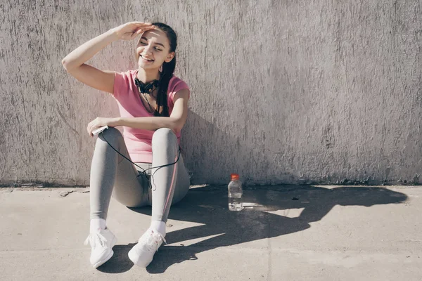 sonra zor egzersiz açık havada dinlenme yerde oturan genç kadın gülümseyerek