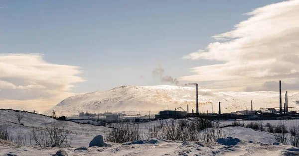 Mágica naturaleza encantadora y paisaje invernal, campos ilimitados cubiertos de nieve blanca — Foto de Stock