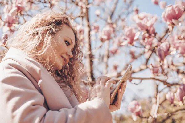 Doğa fotoğraflarını bahar ve güneş Park, keyfi bir kat zarif kıvırcık kadın