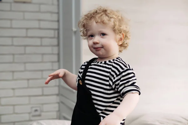 Divertido pequeño bebé niño en un lindo traje jugando y sonriendo — Foto de Stock