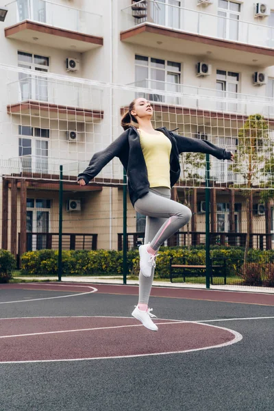 egzersizleri yapıyor ve açık spor alanı, kardiyo egzersiz atlama zor etkin kız