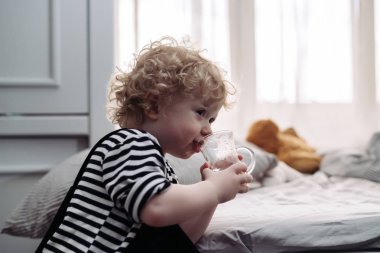 sevimli kıvırcık bebeğim güzel kıyafetleri içme suyu kupa üzerinden