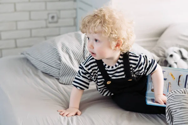 귀여운 아기는 침대에 앉아서 귀여운 — 스톡 사진