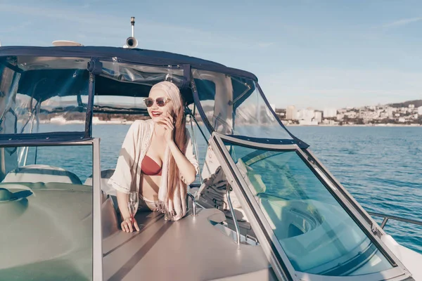 Laughing young woman in sunglasses swims the Caribbean sea to the islands on vacation — Stock Photo, Image