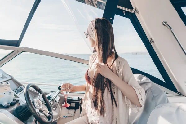 zengin bir uzun saçlı kadın onun yat yönetir, tatil ve deniz yolculuk sahiptir
