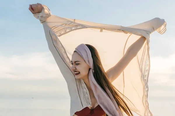 Feliz rindo jovem mulher levantando as mãos, desfrutando de umas férias no mar das Caraíbas — Fotografia de Stock