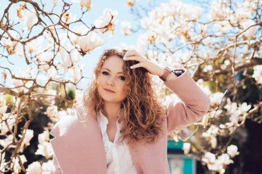 zarif güzel kadın bahar ve sıcaklık seviyor, parkta rahatlatıcı sahiptir