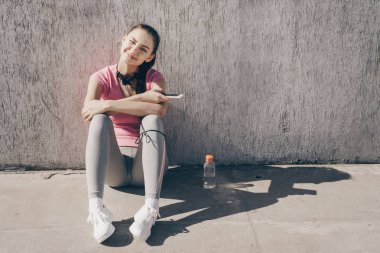 Sevimli Genç kız sonra eğitim güneş altında dinlenme yere oturur