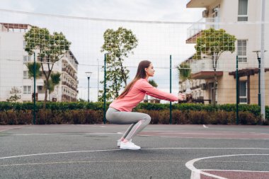 ince bir genç kız parkta, istediği güzel bir rakam ağız kavgası