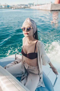 zengin güzel birkadın güneş gözlüklü bir tatil onun yatta sahiptir, Karayip Denizi üzerinde yelken