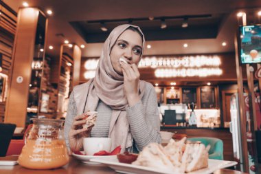 hijab rahat bir restoran, lezzetli yemek, güzel Arap kızı