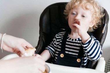 Mutfakta, oturma küçük kıvırcık oğlu Anne ile ailece kahvaltı