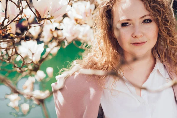 ağaçları güneşin yanındaki bir parkta poz kıvırcık çekici kadın