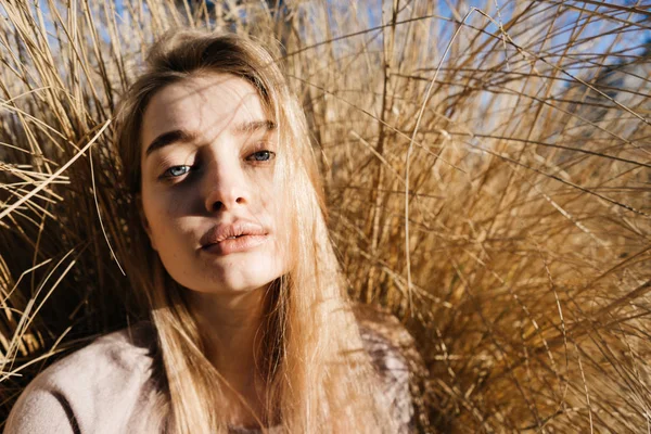 Atraente azul de olhos menina loira posando ao sol na grama — Fotografia de Stock