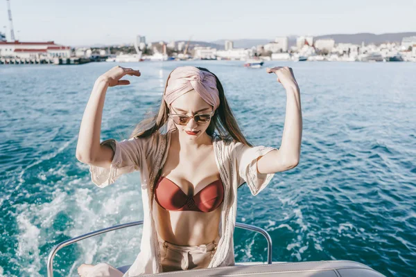 Una joven de lujo en gafas de sol nada en el mar Caribe, disfruta de una rica vida y vacaciones —  Fotos de Stock