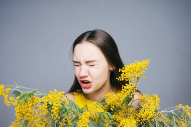 sarı Mimoza holding ve hapşırma, çiçekler için alerjik genç kız