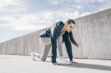 çalışkan atletik genç kız uzun mesafe açık havada çalıştırmak hazırlanıyor
