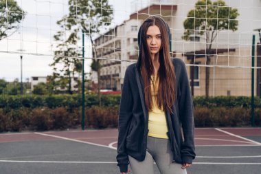 spor giysileri poz emin uzun saçlı kızı açık havada, aktif ve sağlıklı bir yaşam tarzı yol açar