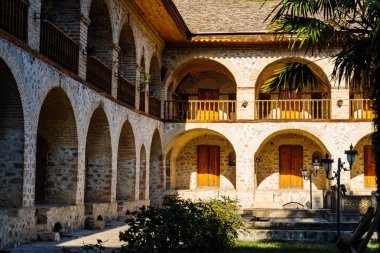 güzel taş kemerli, Avrupa mimarisi ve yeşil palmiye ağaçları ile bina