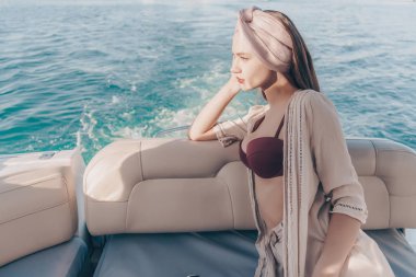 Denizde bir tatil zevk çekici genç kadın onun yatta dinlenme