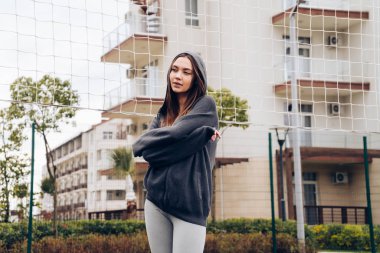 ince genç kız voleybol önce spor alanı olarak ısınma