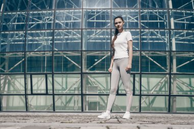 güneşin altında poz, egzersiz ve egzersizleri yapıyor ince spor kız