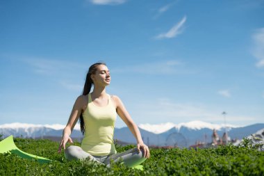 rahat, rahat bir kız meditasyon ve yoga açık havada güneşte yok