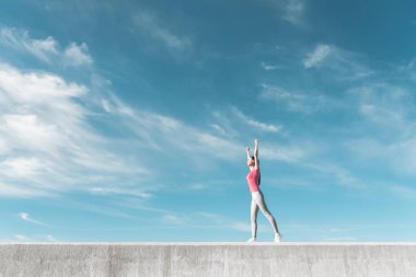 ince atletik kız etkin ve sağlıklı bir yaşam tarzı olur, mavi gökyüzü altında trenler