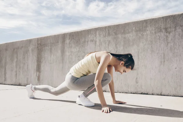 Envis ung flicka löpare bedriver jogging utomhus, älskar sport — Stockfoto