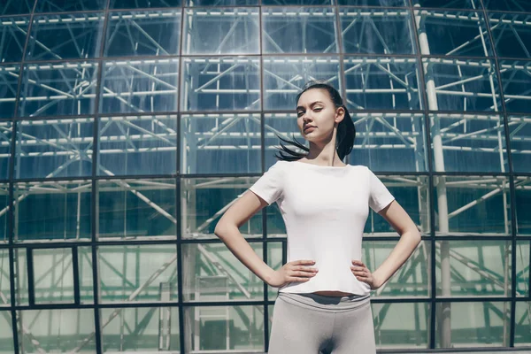 beyaz tişört zor egzersiz açık havada sonra dinlenme kendine güvenen ince kız gözleri kapalı