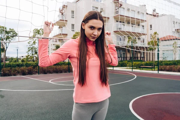 Vertrouwen atletische meisje in sportkleding houdt om te spelen volleybal — Stockfoto