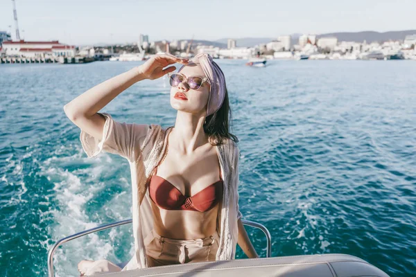 Ein hinreißendes sexy Mädchen mit Sonnenbrille genießt Ruhe und Urlaub auf ihrer weißen Jacht — Stockfoto