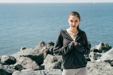 siyah kazaklı emin ince kız açık havada trenler, kilo vermek istiyor